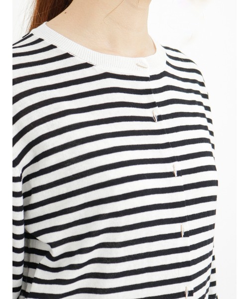 Te chichi（テチチ）の「Tバーボタンクルーネックカーディガン（カーディガン/ボレロ・レディース・ブラック/オフホワイト/シルバー/ブルー・ﾌﾘ-）」の12枚目の写真
