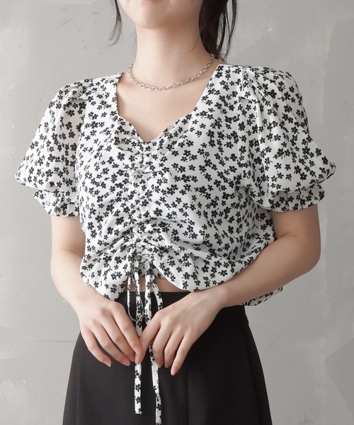 SPINNS（スピンズ）の「ショート丈 ドロストシャーリングブラウス（シャツ/ブラウス・レディース・ホワイト/ブラック/ホワイト×ブラック/ブラック×ホワイト/ブルー系その他・ONESIZE）」の3枚目の写真