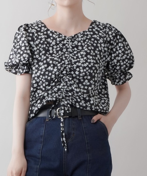 SPINNS（スピンズ）の「ショート丈 ドロストシャーリングブラウス（シャツ/ブラウス・レディース・ホワイト/ブラック/ホワイト×ブラック/ブラック×ホワイト/ブルー系その他・ONESIZE）」の5枚目の写真