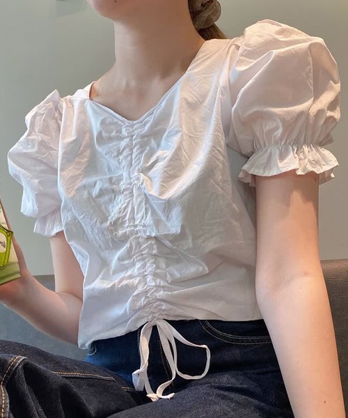 SPINNS（スピンズ）の「ショート丈 ドロストシャーリングブラウス（シャツ/ブラウス・レディース・ホワイト/ブラック/ホワイト×ブラック/ブラック×ホワイト/ブルー系その他・ONESIZE）」の2枚目の写真