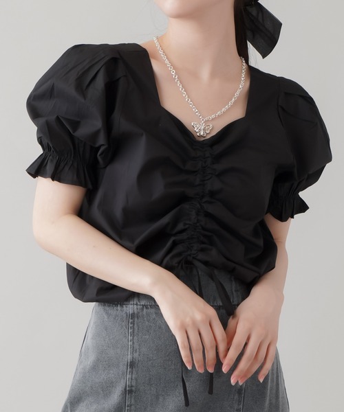 SPINNS（スピンズ）の「ショート丈 ドロストシャーリングブラウス（シャツ/ブラウス・レディース・ホワイト/ブラック/ホワイト×ブラック/ブラック×ホワイト/ブルー系その他・ONESIZE）」の4枚目の写真