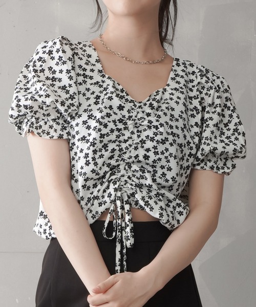 SPINNS（スピンズ）の「ショート丈 ドロストシャーリングブラウス（シャツ/ブラウス・レディース・ホワイト/ブラック/ホワイト×ブラック/ブラック×ホワイト/ブルー系その他・ONESIZE）」の11枚目の写真