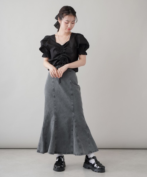 SPINNS（スピンズ）の「ショート丈 ドロストシャーリングブラウス（シャツ/ブラウス・レディース・ホワイト/ブラック/ホワイト×ブラック/ブラック×ホワイト/ブルー系その他・ONESIZE）」の14枚目の写真