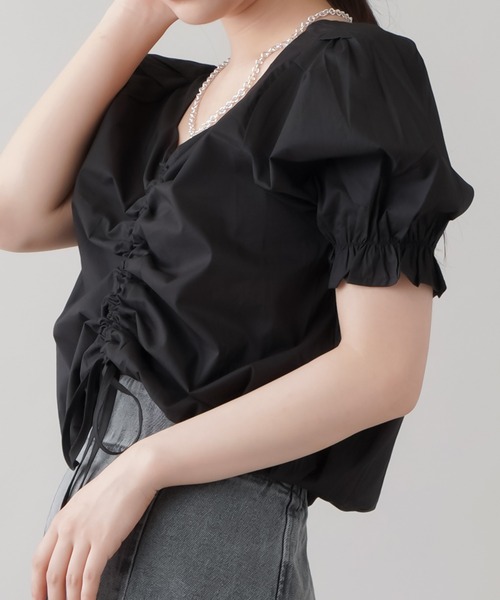 SPINNS（スピンズ）の「ショート丈 ドロストシャーリングブラウス（シャツ/ブラウス・レディース・ホワイト/ブラック/ホワイト×ブラック/ブラック×ホワイト/ブルー系その他・ONESIZE）」の13枚目の写真