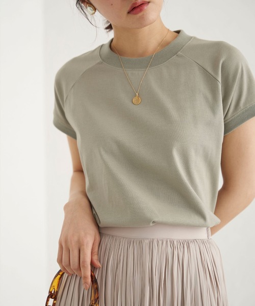 BELLUNA PLUS(ベルーナ)の「汗ジミ対策ハイネック切替デザインプルオーバー(Tシャツ/カットソー・レディース・ブラック/オリーブ/グレイッシュベージュ/チャコール・MEDIUM/LARGE/X-LARGE)」の4枚目の写真