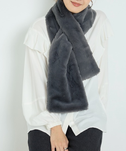 OMNES（オムネス）の「フェイクエコファーマフラー（マフラー・レディース・ブラウン/ブラック/ブルー系その他/グレイッシュベージュ/チャコール/アイボリー・FREE）」の4枚目の写真