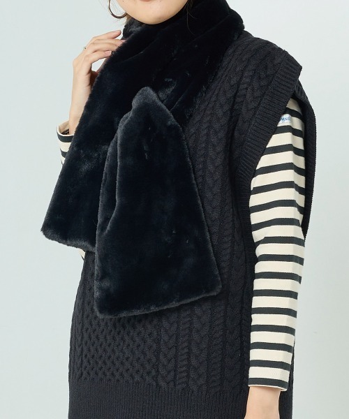 OMNES（オムネス）の「フェイクエコファーマフラー（マフラー・レディース・ブラウン/ブラック/ブルー系その他/グレイッシュベージュ/チャコール/アイボリー・FREE）」の3枚目の写真