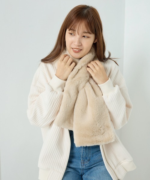 OMNES（オムネス）の「フェイクエコファーマフラー（マフラー・レディース・ブラウン/ブラック/ブルー系その他/グレイッシュベージュ/チャコール/アイボリー・FREE）」の7枚目の写真