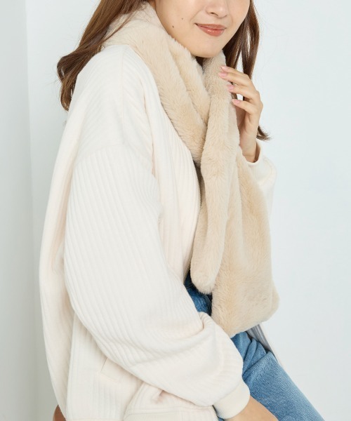 OMNES（オムネス）の「フェイクエコファーマフラー（マフラー・レディース・ブラウン/ブラック/ブルー系その他/グレイッシュベージュ/チャコール/アイボリー・FREE）」の8枚目の写真