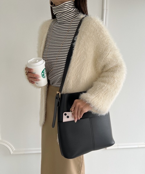 MYMOOD.(マイムード)の「【A4サイズ収納可自立型】外ポケット付き PU バケツショルダーバッグ(ショルダーバッグ・レディース・ブラック/ブラウン/ダークブラウン/グレイッシュベージュ/クリーム・FREE)」の7枚目の写真