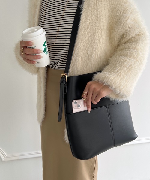 MYMOOD.(マイムード)の「【A4サイズ収納可自立型】外ポケット付き PU バケツショルダーバッグ(ショルダーバッグ・レディース・ブラック/ブラウン/ダークブラウン/グレイッシュベージュ/クリーム・FREE)」の8枚目の写真