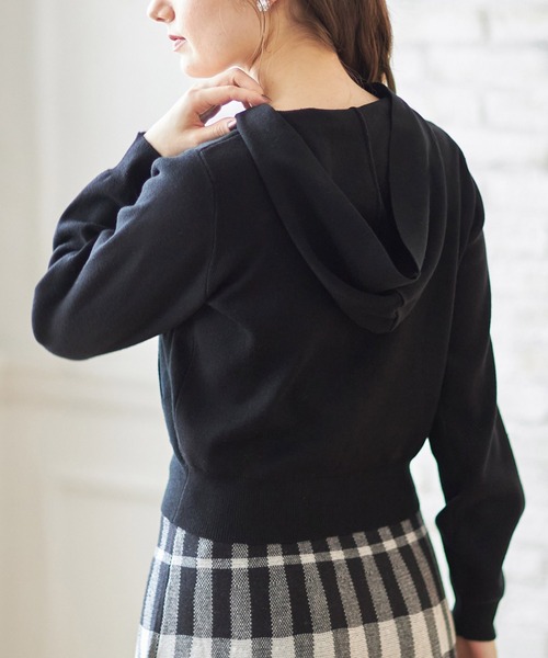 tocco closet(トッコ クローゼット)の「ポケット付きファーチャームジップニットパーカー(パーカー・レディース・ブラック/オフホワイト/ピンク系その他・M)」の5枚目の写真
