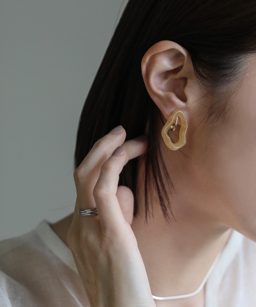 select MOCA（セレクトモカ）の「アシンメトリークリアイヤリング（イヤリング・レディース・ベージュ/アイボリー/クリア・FREE）」の2枚目の写真