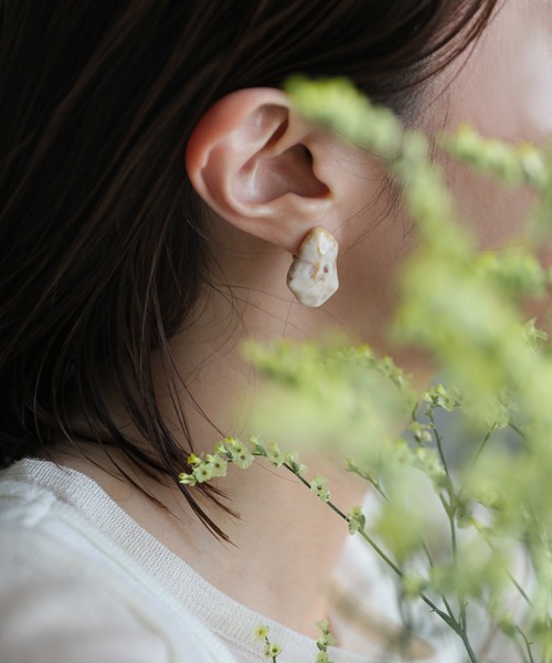 select MOCA（セレクトモカ）の「アシンメトリークリアイヤリング（イヤリング・レディース・ベージュ/アイボリー/クリア・FREE）」の10枚目の写真