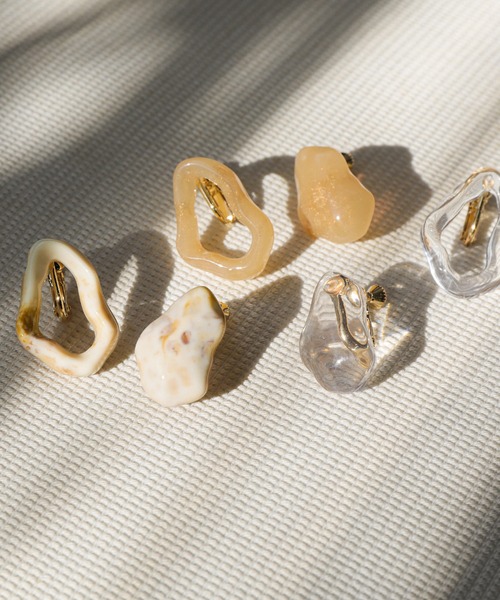 select MOCA（セレクトモカ）の「アシンメトリークリアイヤリング（イヤリング・レディース・ベージュ/アイボリー/クリア・FREE）」の4枚目の写真