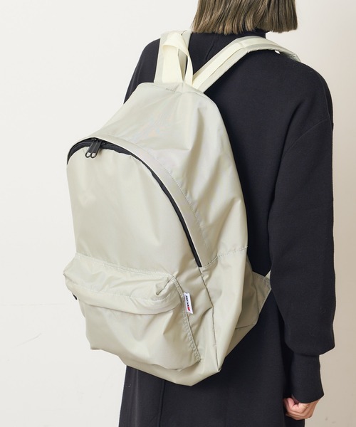 Omekashi（オメカシ）の「NYLONY BIGリュック（バックパック/リュック・レディース・シルバー・ONE SIZE）」の3枚目の写真