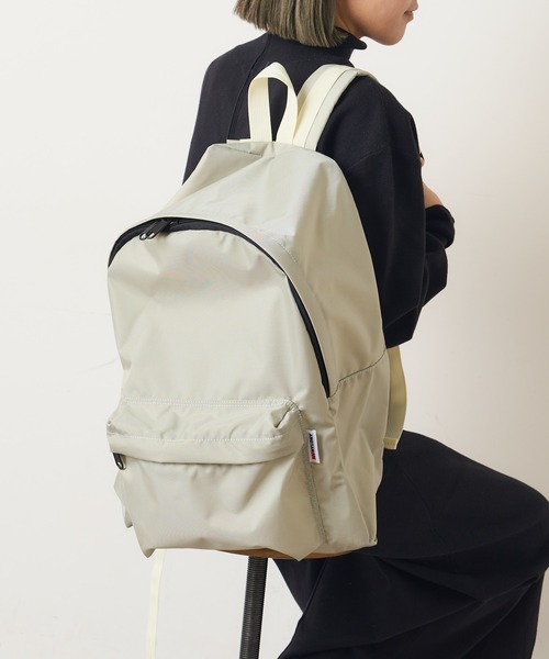 Omekashi（オメカシ）の「NYLONY BIGリュック（バックパック/リュック・レディース・シルバー・ONE SIZE）」の4枚目の写真