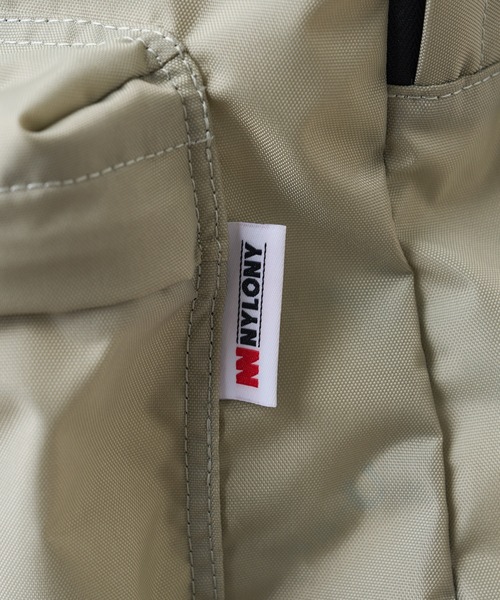 Omekashi（オメカシ）の「NYLONY BIGリュック（バックパック/リュック・レディース・シルバー・ONE SIZE）」の11枚目の写真