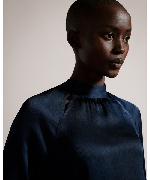 Ted Baker（テッドベーカー）の「JOANHA ハイネック　バックリボン ブラウス（シャツ/ブラウス・レディース・ダークブルー・2/0/3）」の3枚目の写真