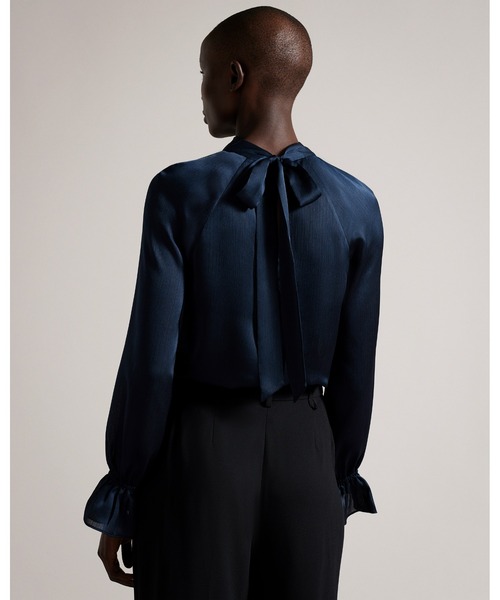 Ted Baker（テッドベーカー）の「JOANHA ハイネック　バックリボン ブラウス（シャツ/ブラウス・レディース・ダークブルー・2/0/3）」の7枚目の写真