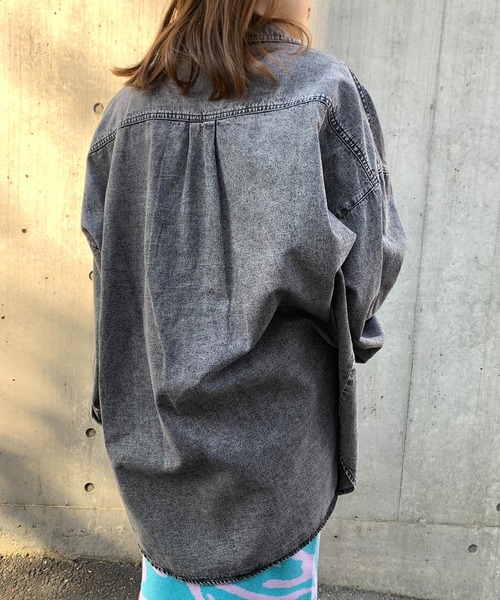 mi via loca（ミヴィアロカ）の「刺繍入りビッグデニムシャツ（シャツ/ブラウス・レディース・ブラック/ブルー/ブルー系その他/ブラック系その他・FREE）」の5枚目の写真