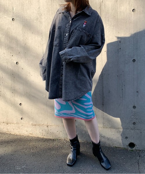 mi via loca（ミヴィアロカ）の「刺繍入りビッグデニムシャツ（シャツ/ブラウス・レディース・ブラック/ブルー/ブルー系その他/ブラック系その他・FREE）」の11枚目の写真