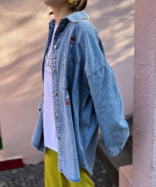 mi via loca（ミヴィアロカ）の「刺繍入りビッグデニムシャツ（シャツ/ブラウス・レディース・ブラック/ブルー/ブルー系その他/ブラック系その他・FREE）」の7枚目の写真