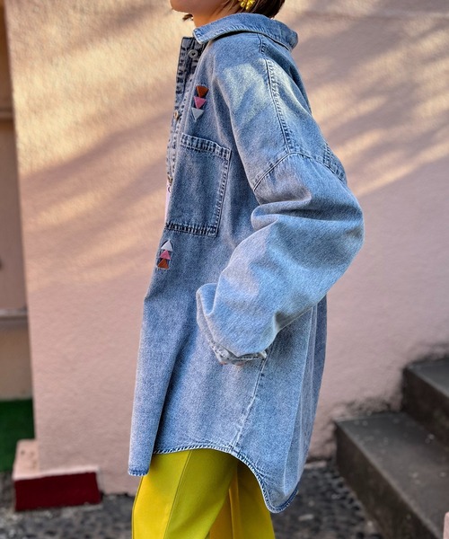 mi via loca（ミヴィアロカ）の「刺繍入りビッグデニムシャツ（シャツ