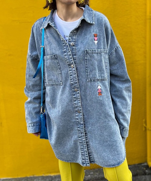 mi via loca（ミヴィアロカ）の「刺繍入りビッグデニムシャツ（シャツ