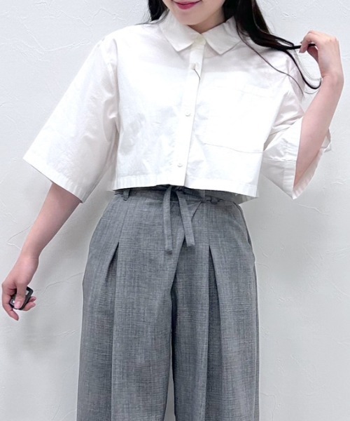 FOREVER 21(フォーエバー トゥエンティーワン)の「【MODE】カットアウト5分袖ショートシャツ(シャツ/ブラウス・レディース・ブラック/ホワイト・FREE)」の2枚目の写真