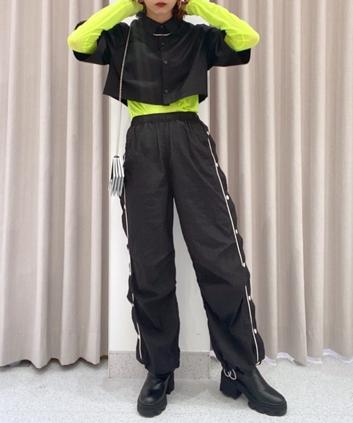 FOREVER 21(フォーエバー トゥエンティーワン)の「【MODE】カットアウト5分袖ショートシャツ(シャツ/ブラウス・レディース・ブラック/ホワイト・FREE)」の5枚目の写真