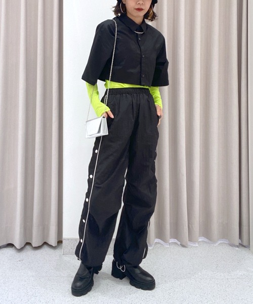 FOREVER 21(フォーエバー トゥエンティーワン)の「【MODE】カットアウト5分袖ショートシャツ(シャツ/ブラウス・レディース・ブラック/ホワイト・FREE)」の4枚目の写真