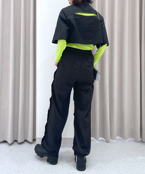 FOREVER 21(フォーエバー トゥエンティーワン)の「【MODE】カットアウト5分袖ショートシャツ(シャツ/ブラウス・レディース・ブラック/ホワイト・FREE)」の3枚目の写真