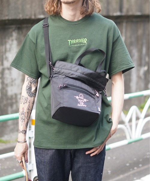 THRASHER（スラッシャー）の「GONZ SAD KINCHAKU SHOULDER BAG/スラッシャーきんちゃくショルダーバッグ（ショルダーバッグ・メンズ・ベージュ/ブラック×ホワイト/ブラック×ブルー/ブラック×ピンク・FREE）」の9枚目の写真