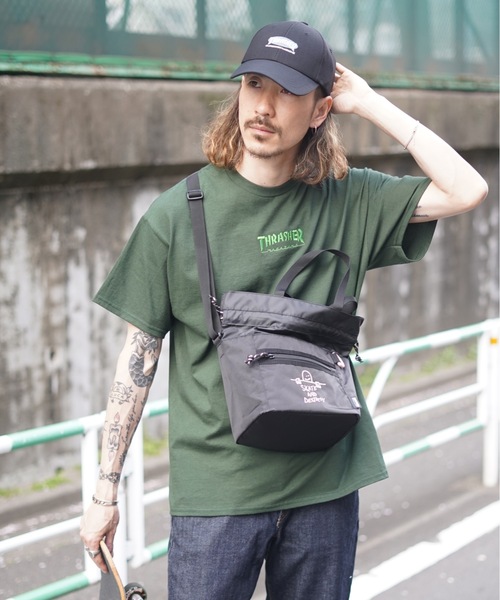 THRASHER（スラッシャー）の「GONZ SAD KINCHAKU SHOULDER BAG/スラッシャーきんちゃくショルダーバッグ（ショルダーバッグ・メンズ・ベージュ/ブラック×ホワイト/ブラック×ブルー/ブラック×ピンク・FREE）」の8枚目の写真