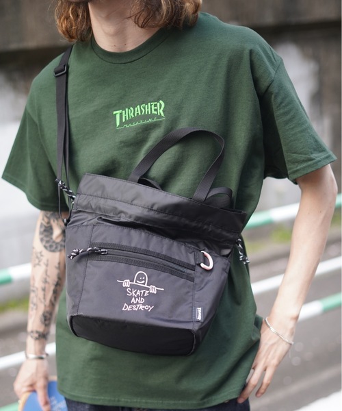 THRASHER（スラッシャー）の「GONZ SAD KINCHAKU SHOULDER BAG/スラッシャーきんちゃくショルダーバッグ（ショルダーバッグ・メンズ・ベージュ/ブラック×ホワイト/ブラック×ブルー/ブラック×ピンク・FREE）」の10枚目の写真