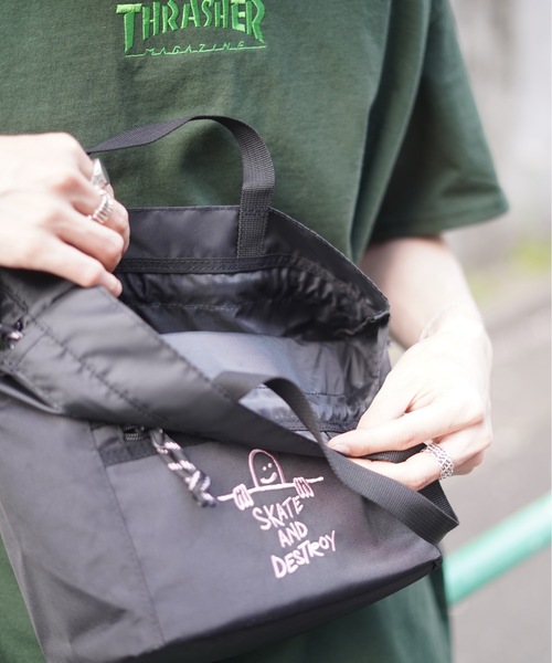 THRASHER（スラッシャー）の「GONZ SAD KINCHAKU SHOULDER BAG/スラッシャーきんちゃくショルダーバッグ（ショルダーバッグ・メンズ・ベージュ/ブラック×ホワイト/ブラック×ブルー/ブラック×ピンク・FREE）」の13枚目の写真