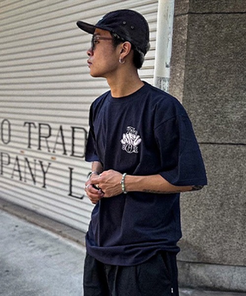 MFC STORE(エムエフシーストア)の「MFC STORE RANDOM LOGO S/S TEE(Tシャツ/カットソー・メンズ・ブラック/ホワイト/ネイビー・XXL/S/L/XL/M)」の4枚目の写真