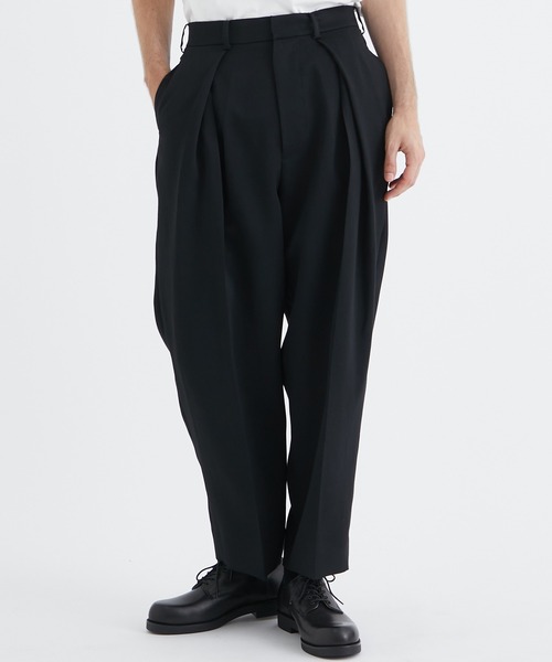 08sircus（ゼロエイトサーカス）の「【08sircus/ゼロエイトサーカス】Viscose satin tuck in tuck pants（スラックス・メンズ・カーキ/ブラック・4/5）」の2枚目の写真