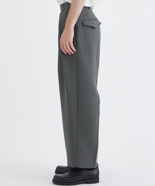 08sircus（ゼロエイトサーカス）の「【08sircus/ゼロエイトサーカス】Viscose satin tuck in tuck pants（スラックス・メンズ・カーキ/ブラック・4/5）」の4枚目の写真