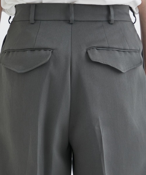 08sircus（ゼロエイトサーカス）の「【08sircus/ゼロエイトサーカス】Viscose satin tuck in tuck pants（スラックス・メンズ・カーキ/ブラック・4/5）」の12枚目の写真