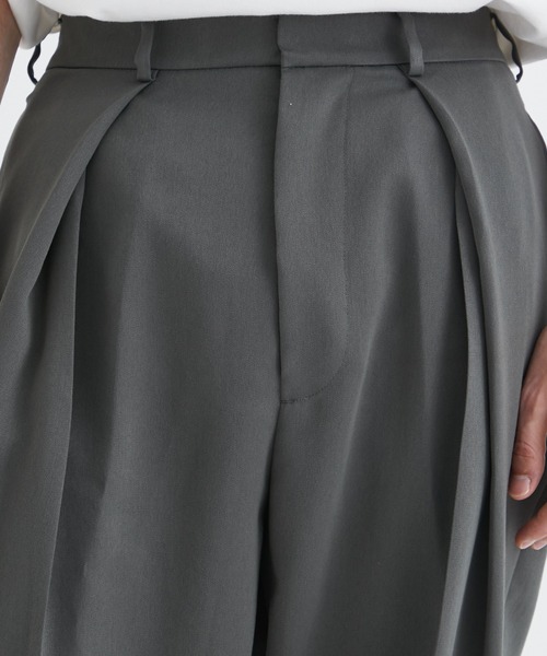08sircus（ゼロエイトサーカス）の「【08sircus/ゼロエイトサーカス】Viscose satin tuck in tuck pants（スラックス・メンズ・カーキ/ブラック・4/5）」の8枚目の写真