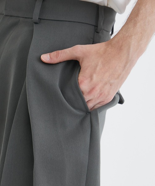 08sircus（ゼロエイトサーカス）の「【08sircus/ゼロエイトサーカス】Viscose satin tuck in tuck pants（スラックス・メンズ・カーキ/ブラック・4/5）」の6枚目の写真