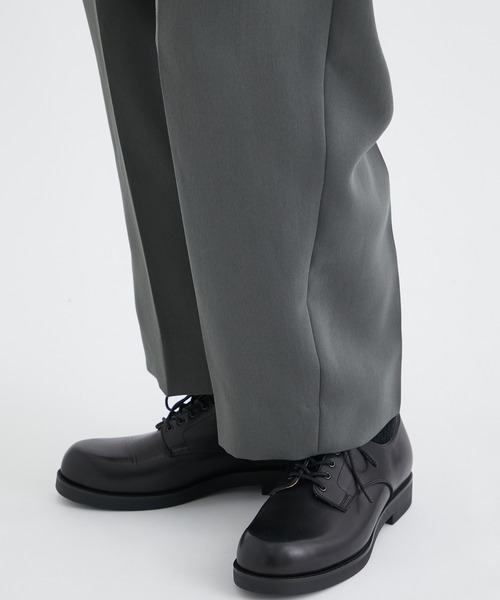 08sircus（ゼロエイトサーカス）の「【08sircus/ゼロエイトサーカス】Viscose satin tuck in tuck pants（スラックス・メンズ・カーキ/ブラック・4/5）」の14枚目の写真