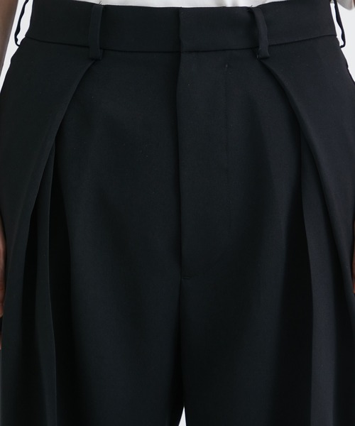 08sircus（ゼロエイトサーカス）の「【08sircus/ゼロエイトサーカス】Viscose satin tuck in tuck pants（スラックス・メンズ・カーキ/ブラック・4/5）」の7枚目の写真