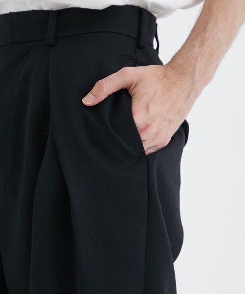 08sircus（ゼロエイトサーカス）の「【08sircus/ゼロエイトサーカス】Viscose satin tuck in tuck pants（スラックス・メンズ・カーキ/ブラック・4/5）」の5枚目の写真