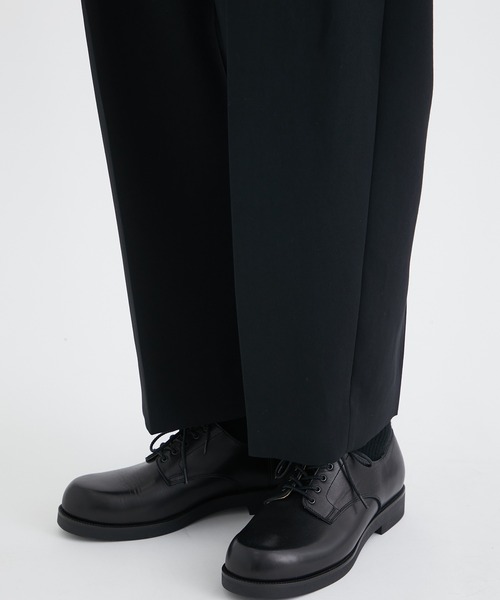08sircus（ゼロエイトサーカス）の「【08sircus/ゼロエイトサーカス】Viscose satin tuck in tuck pants（スラックス・メンズ・カーキ/ブラック・4/5）」の13枚目の写真
