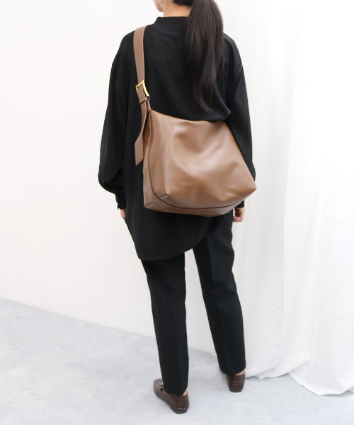 cache cache（カシュ カシュ）の「カシュカシュ cachecache / バックル付きビッグショルダー（ショルダーバッグ・レディース・ブラック/チョコ/シルバー/ベージュ系その他・FREE）」の21枚目の写真