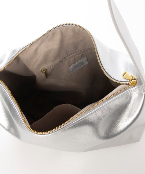 cache cache（カシュ カシュ）の「カシュカシュ cachecache / バックル付きビッグショルダー（ショルダーバッグ・レディース・ブラック/チョコ/シルバー/ベージュ系その他・FREE）」の6枚目の写真