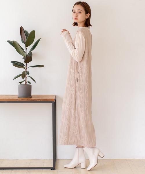 VitaFelice(ヴィータフェリーチェ)の「深Vネックプリーツロングベストワンピース(ワンピース・レディース・グレー系/ブラック/チャコール・FREE)」の10枚目の写真